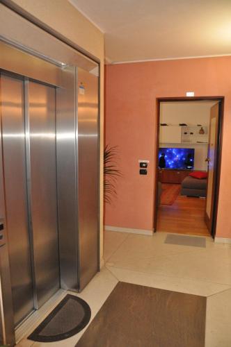 an elevator in a room with a living room at Ex Casa degli Artisti in Montebelluna