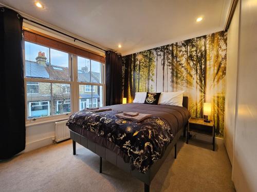 um quarto com uma cama e uma grande janela em MAGICAL HARRY POTTER HOME IN WATFORD with FREE off-street PARKING em Watford