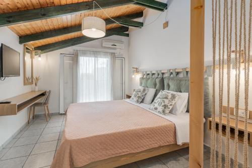 Un pat sau paturi într-o cameră la Sunset Apartments