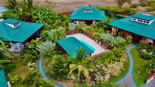 聖弗朗西斯的住宿－Titalee Lodge 3 Villas autour d'une piscine，享有带游泳池的房屋的空中景致
