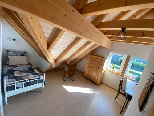 ein Schlafzimmer mit einem Bett in einem Zimmer mit Holzdecken in der Unterkunft Ferienhaus Naturregion Sieg bis 6 Personen in Windeck