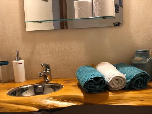 um lavatório de casa de banho com toalhas em cima em ALTOS DE PUNILLA em Casa Grande