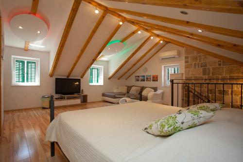 House Sandra 2