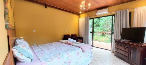 A bed or beds in a room at Pousada Recanto Lisieux