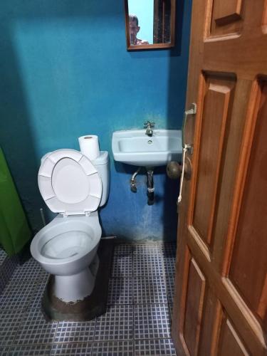 a bathroom with a toilet and a sink at Cabinas Chavez in Rivas