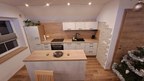 Una cocina o zona de cocina en Landgut DIE AUSZEIT - Erholung am Berg 1300m