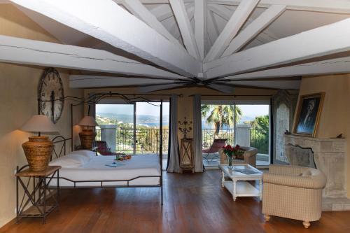 - une chambre avec un lit et un plafond à caissons dans l'établissement Villa Darius Belle et grande villa, piscine, clim, vue mer Cavalaire sur Mer, à Cavalaire-sur-Mer