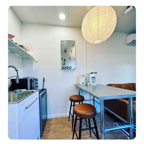 Una cocina o cocineta en Nomehaus shipping container studio residential neighborhood ATHENS