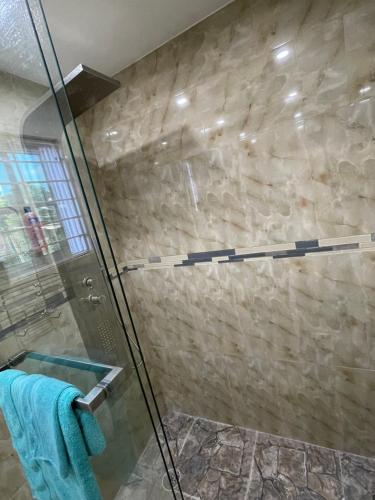 Un baño de Three Palm Villa