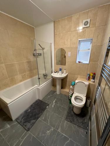 La salle de bains est pourvue de toilettes, d'une baignoire et d'un lavabo. dans l'établissement Silk Accommodation, à Margate