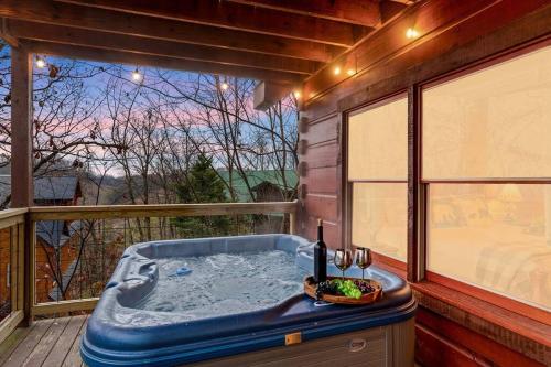 une baignoire bleue assise sur une terrasse couverte avec une fenêtre dans l'établissement A Moment Inn Time, à Pigeon Forge