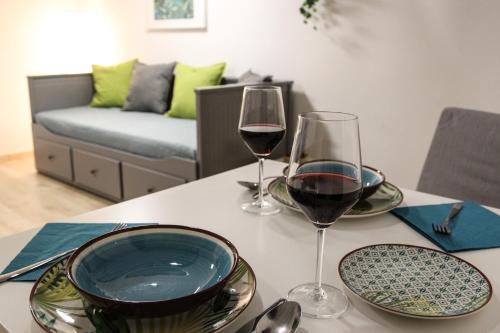 een tafel met twee glazen rode wijn erop bij Nefelejcs apartman (Netflix) in Boedapest