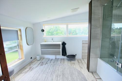 uma casa de banho com um chuveiro e um lavatório. em Oyster Shell Cottage em York