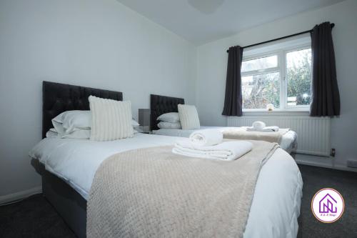 - une chambre avec 2 lits et une fenêtre dans l'établissement Highfield House, Great Location, Free Parking, à Bath
