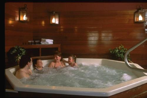 un grupo de personas en una bañera en Deluxe Mountain Fox Suite Jiminy Peak - Ski On Off - Fully Redone Decor, en Hancock