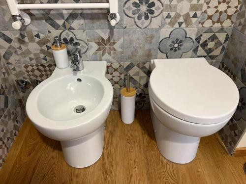a bathroom with a toilet and a sink at Suite Lady Marian in Roccaraso