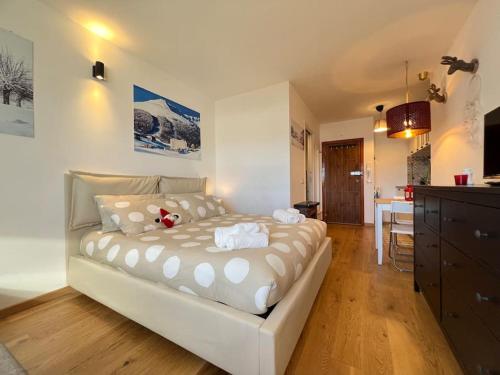 a large white bed in a room with a kitchen at Suite Lady Marian in Roccaraso