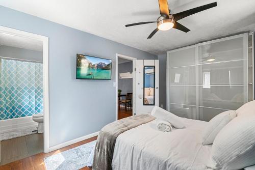 - une chambre avec un lit et un ventilateur de plafond dans l'établissement Casita Rio, à Albuquerque