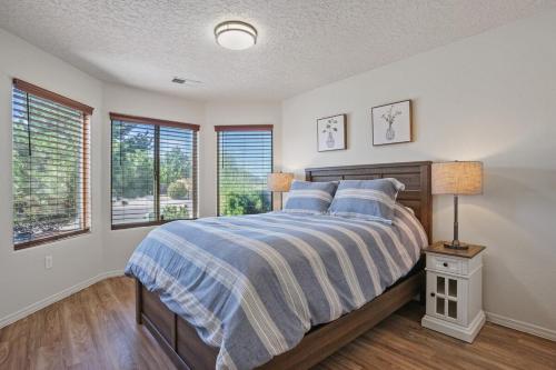 een slaapkamer met een bed en 2 ramen bij The Reynosa Retreat in Rio Rancho