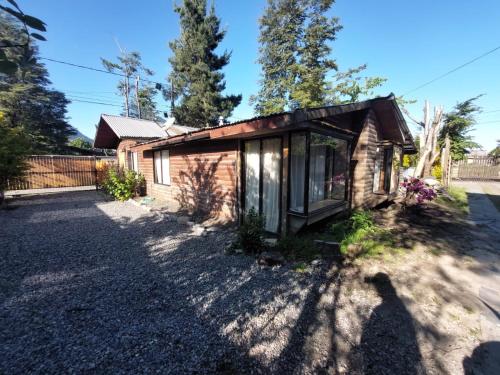 uma pequena casa no meio de uma entrada em Grandes cabañas em Pucón