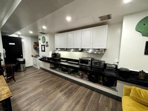 uma grande cozinha com armários brancos e piso em madeira em Hotel-Studio @ The Mansfield Midtown em Nova York