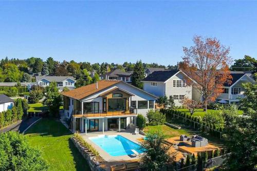 Luxury 5 Bedroom house with POOL & SAUNA