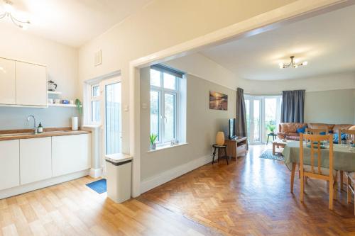 Et opholdsområde på Spacious, Smart TV, Wi-fi, Balcony, Garden