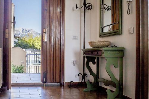 um quarto com uma mesa verde com uma tigela em Posidonia Guest House La Caletta Sardegna em La Caletta