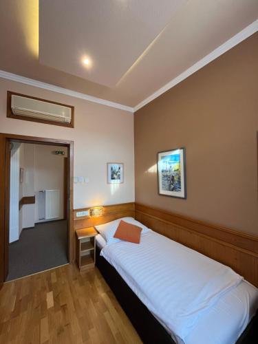 Un pat sau paturi într-o cameră la Hotel Wagner