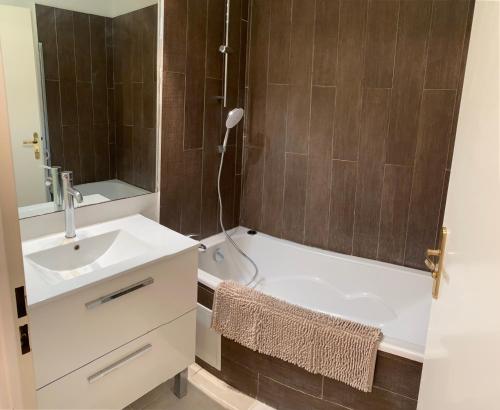 une salle de bain avec une baignoire, un lavabo et une douche dans l'établissement L’ESCALE APPART 60m2 à 200m de la plage, à Marseille