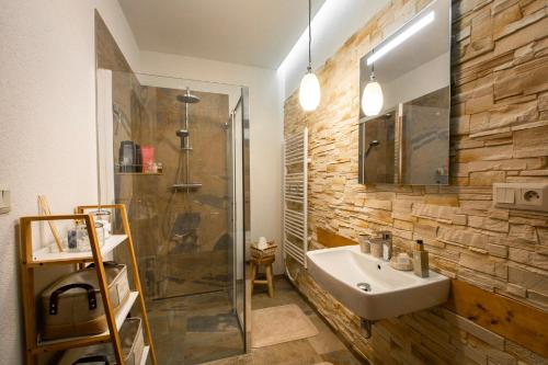 een badkamer met een wastafel en een douche bij Vila Kollár in Vysoké Tatry