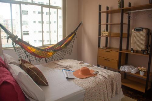 Bett mit Hängematte in einem Zimmer mit Fenster in der Unterkunft Praça do Campo Grande, 3 quartos, Ar em 2 quartos, Garagem, Elevadores in Salvador
