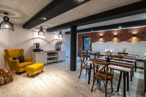 a living room with a table and chairs at Modra Sikorka in Smardzewice