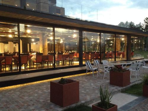 un restaurante con mesas y sillas en un edificio en San Miguel Plaza Hotel All Inclusive en Villa San Miguel