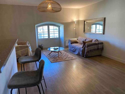 un salon avec un canapé et une table dans l'établissement Charmant appartement Château d'Oléron, au Château-dʼOléron