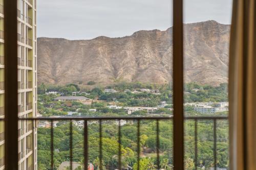 una ventana con vistas a una montaña en 23rd Floor Waikiki Banyan Condo - Only One Block from Beach! condo en Honolulu