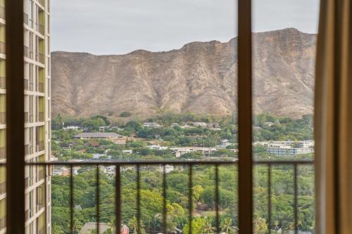 ホノルルにあるGorgeous High Rise Waikiki Condo with Ocean and Diamond Head Viewsの窓からの山の景色