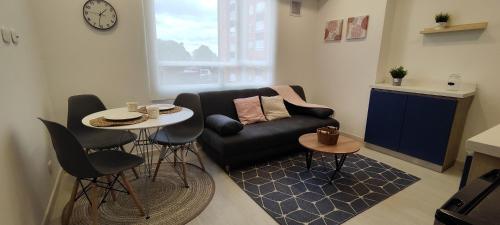 sala de estar con sofá, mesa y sillas en Apartamento moderno cerca al aeropuerto, en Bogotá