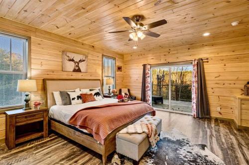 Un dormitorio con una cama y un ventilador de techo. en Sugar Bear, en Sevierville