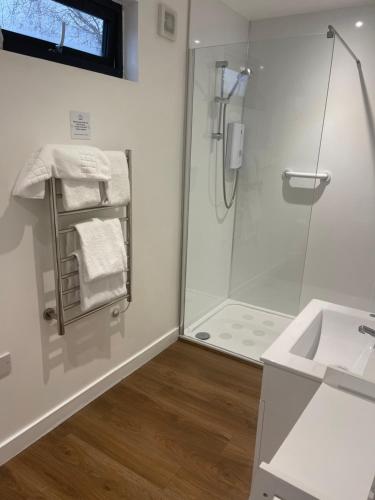 a bathroom with a shower and a sink at Whitemoss Lodge in Dunning