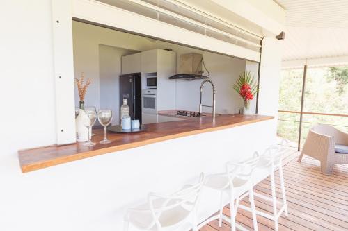 a kitchen with a counter with wine glasses at Ataku'a Lodge in Hakamui
