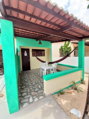加利紐斯的住宿－Chalé Estrela do mar 2，享有房屋美景,设有带桌子的庭院。