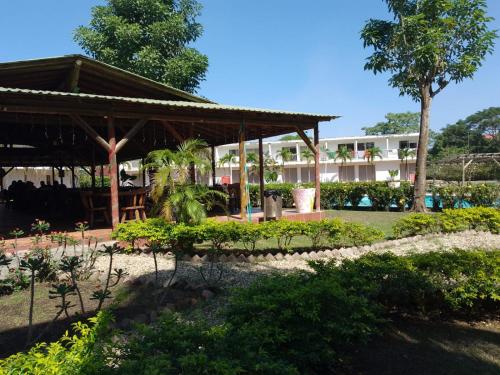 Blick auf das Hotel aus dem Garten in der Unterkunft Hotel parador tropical in Cartagena de Indias