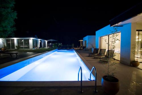 A piscina localizada em Luxury Villas Giardino Lozenetz ou nos arredores
