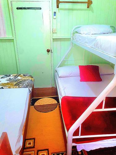 SMITH'S BNB ROOMS 2にあるベッド