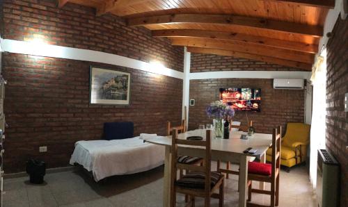 1 dormitorio con 1 cama, mesa y sillas en MSPropiedades en Viedma