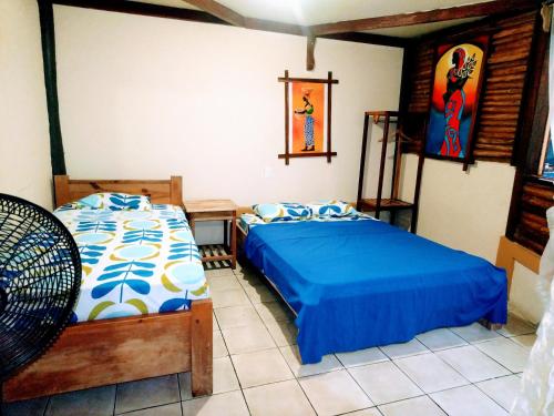 1 dormitorio con 2 camas y escritorio en Se Ua, en Manzanillo