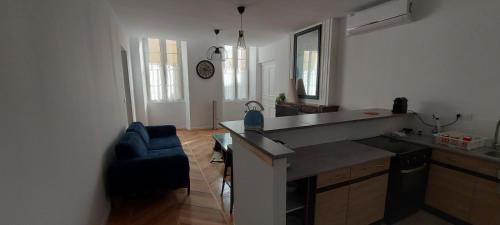 - une cuisine avec un évier, un miroir et une chaise dans l'établissement Eveiller vos papilles, à Tournon-sur-Rhône