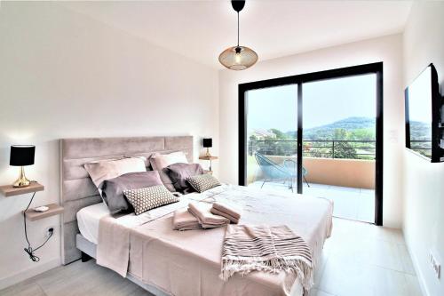 Postel nebo postele na pokoji v ubytování Villa PIETRA 300m de la plage de Favone Piscine privée chauffée