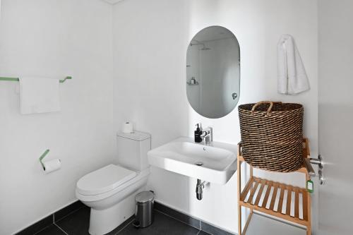 Ένα μπάνιο στο ONE26 ON M - Fluent Serviced Apartments